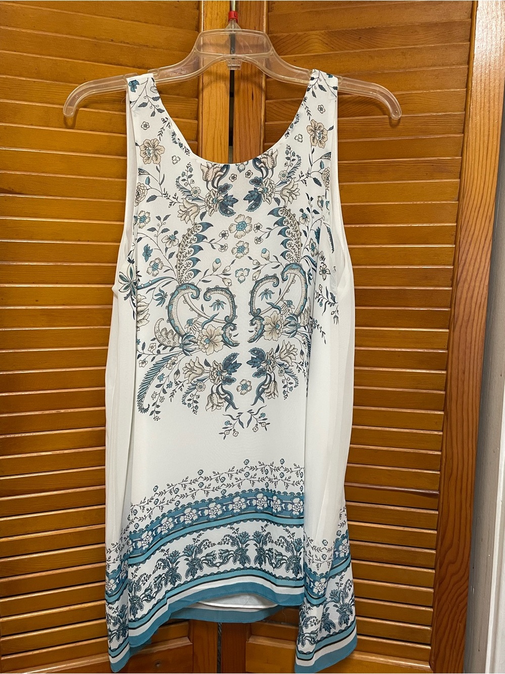 Max Edition White & Turquoise Sharkbite hem tank blouse